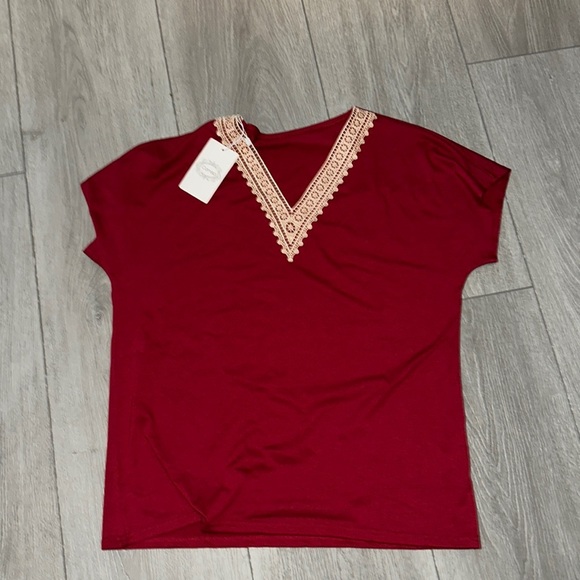 NWT 🏷️ Maroon laced tee camisa medium - Picture 1 of 5
